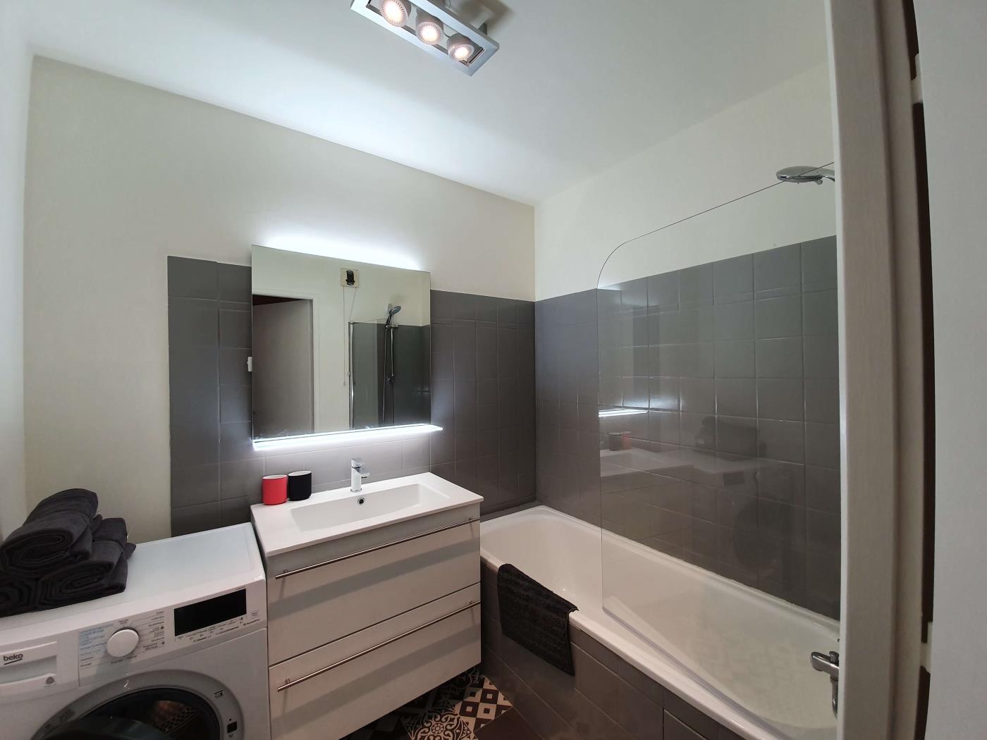 BELEPOK, Vieux Lille, 2 chambres, parking, 4 pers in Lille